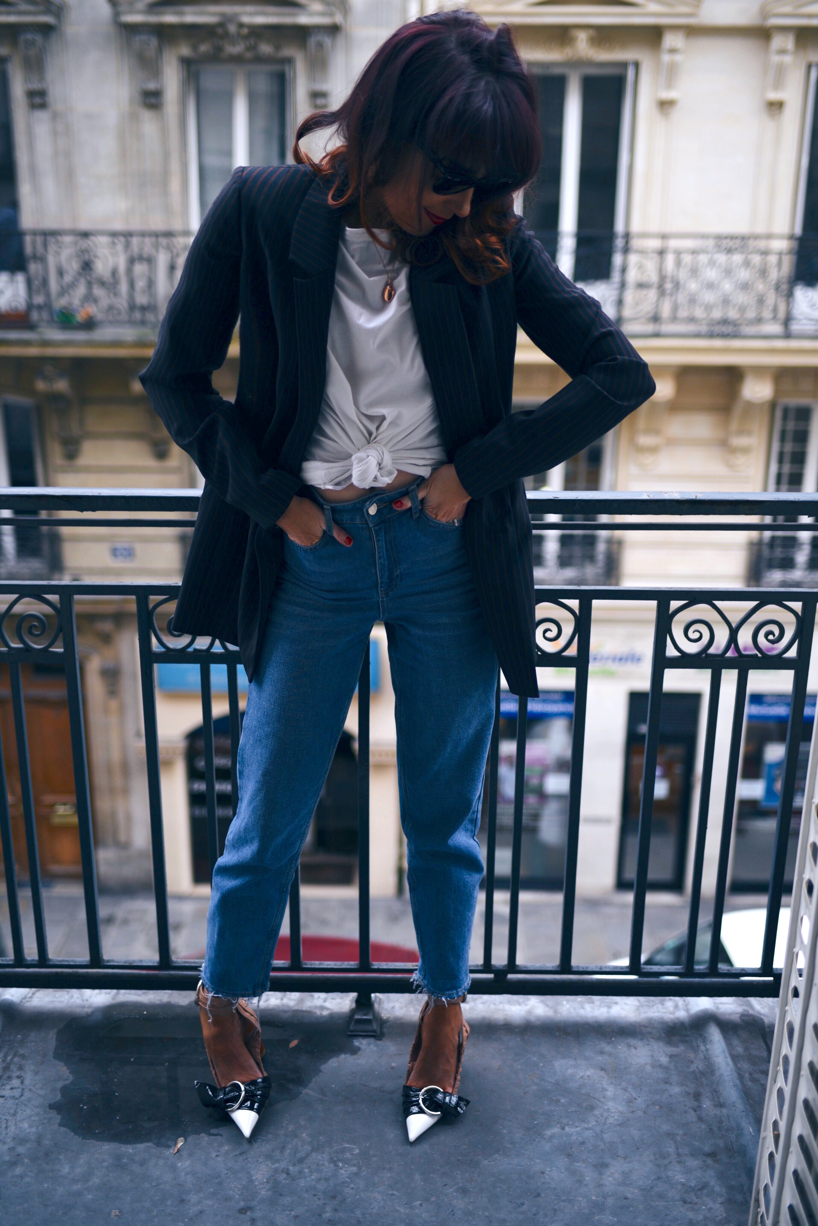 blue-jeans-white-tee-blazer-paris-balcony