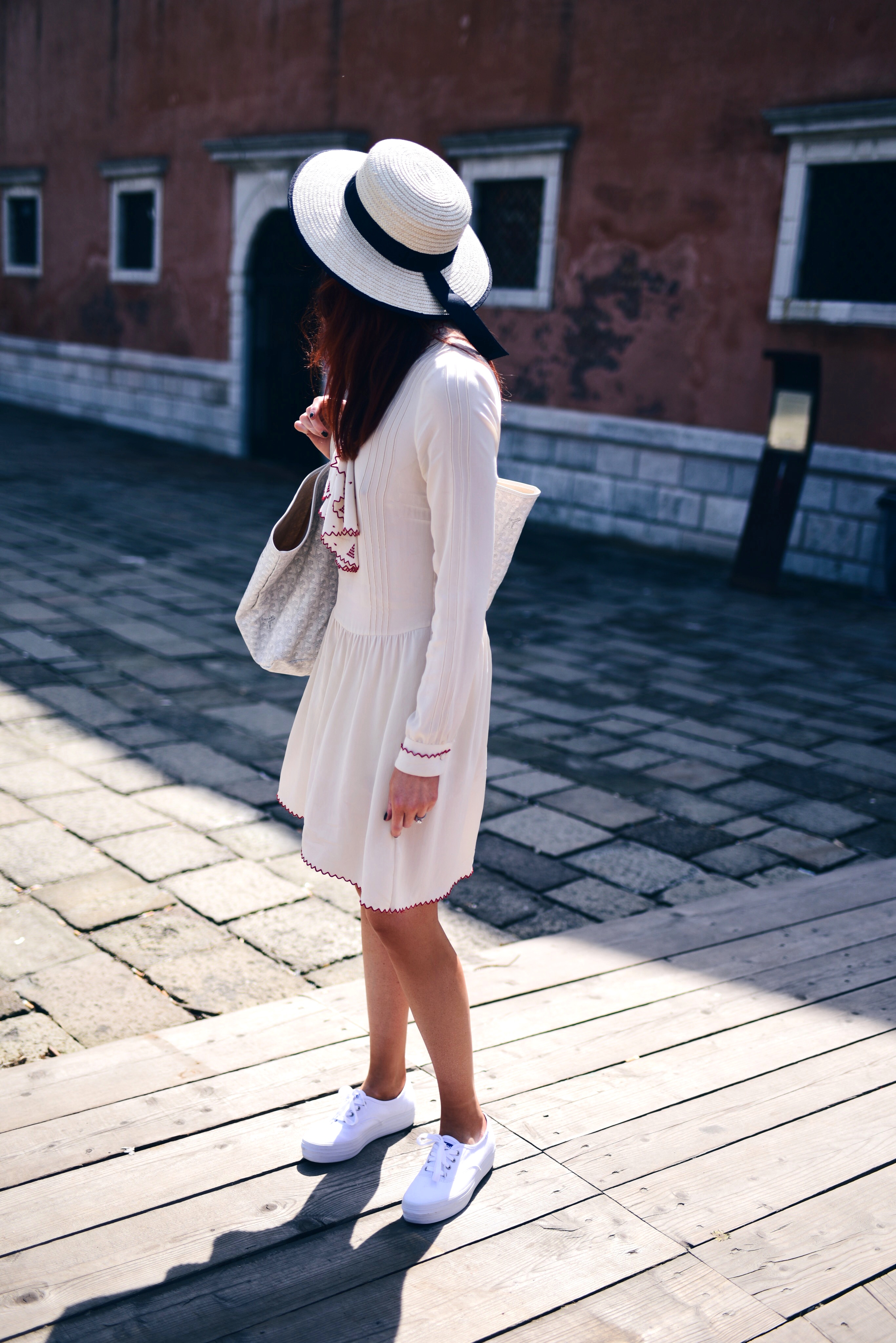 white-keds-platform-trainers-white-dress-straw-hat-in-venice