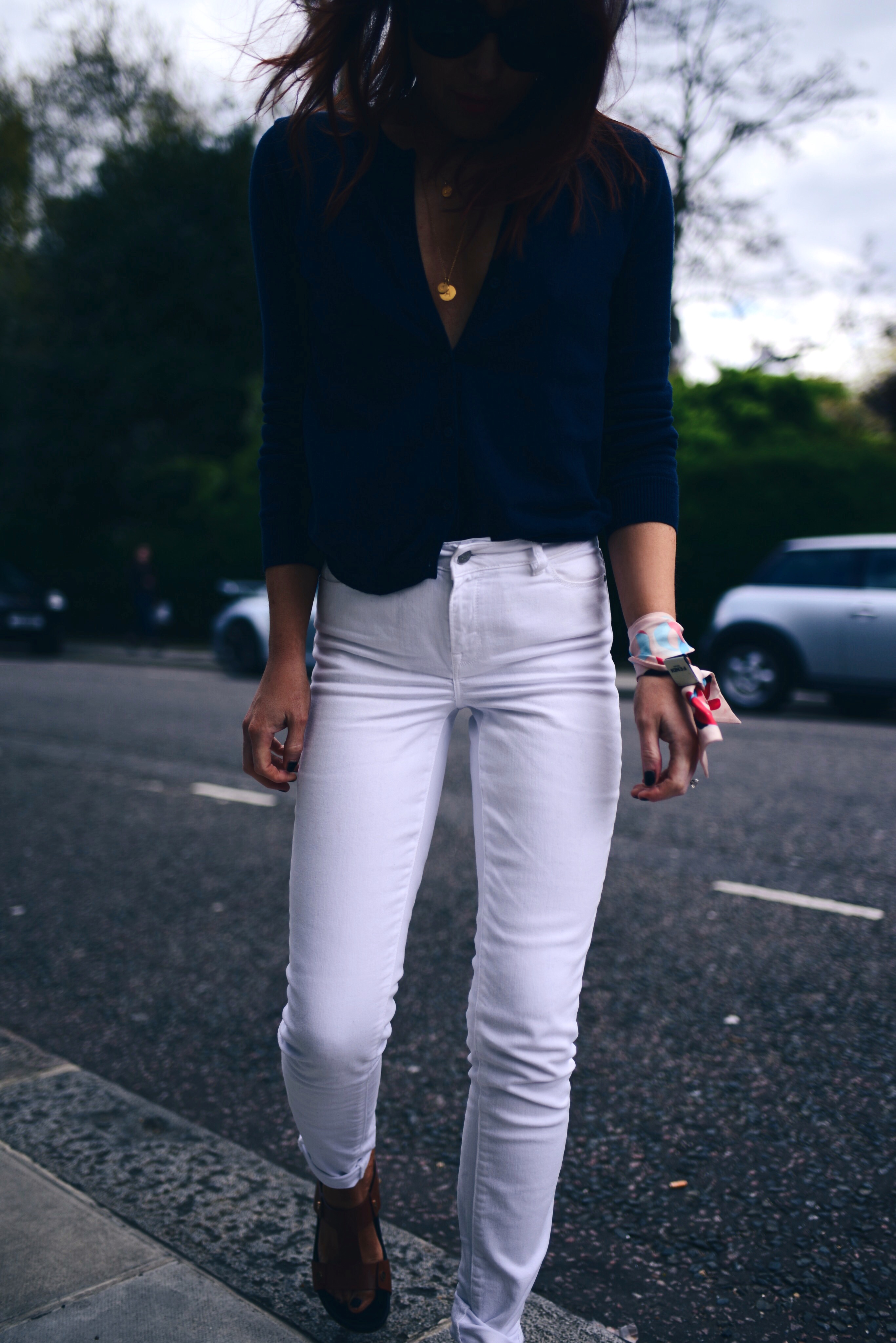 white-skinny-jeans-navy-cardigan