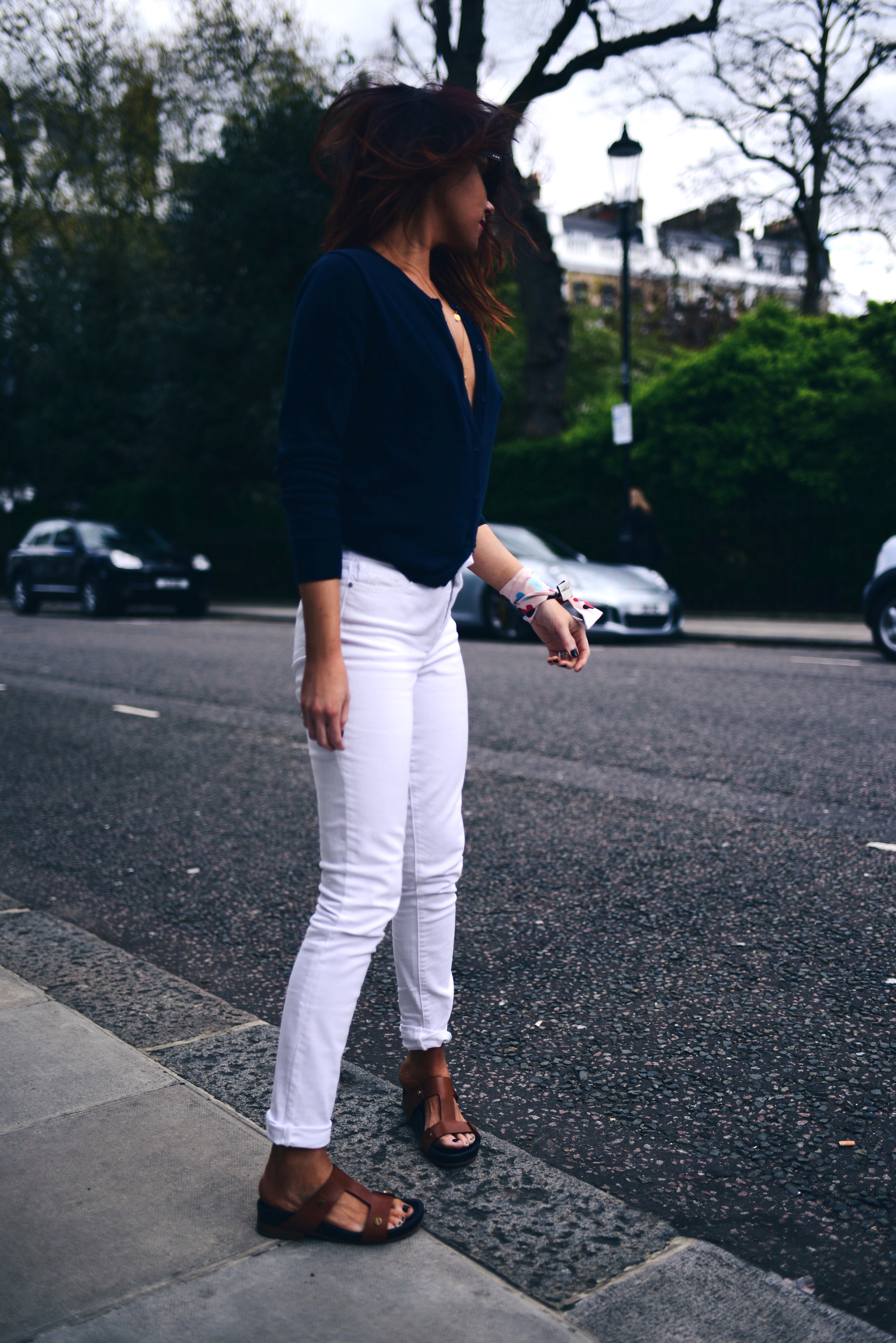 white-skinny-jeans-navy-cardigan